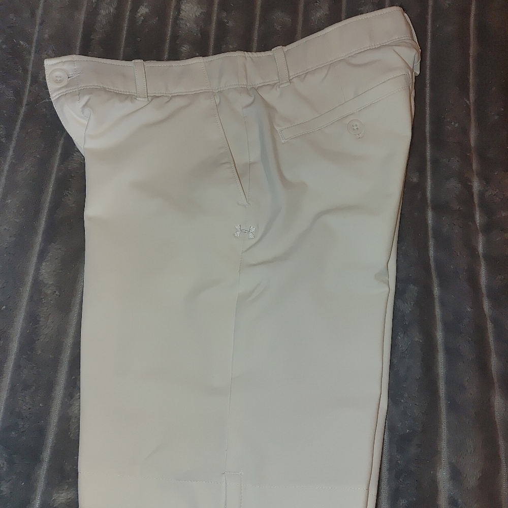 Under Armour White Bermuda Shorts Lightweight and Minimalist, Size 4 - Picture 7 of 10